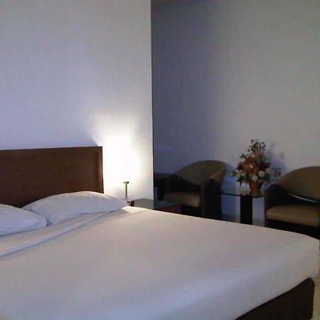 Hotel Lucky Inn Manado Bagian luar foto