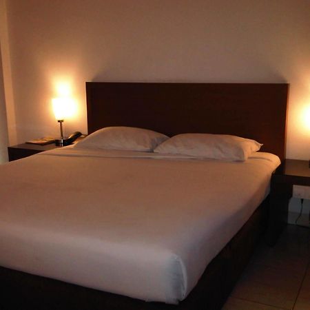 Hotel Lucky Inn Manado Bagian luar foto