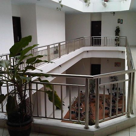 Hotel Lucky Inn Manado Bagian luar foto
