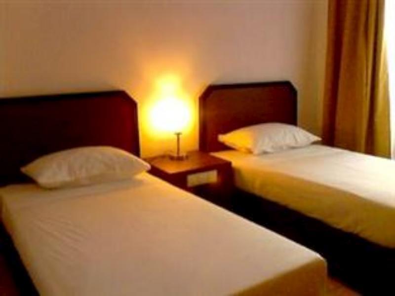 Hotel Lucky Inn Manado Bagian luar foto