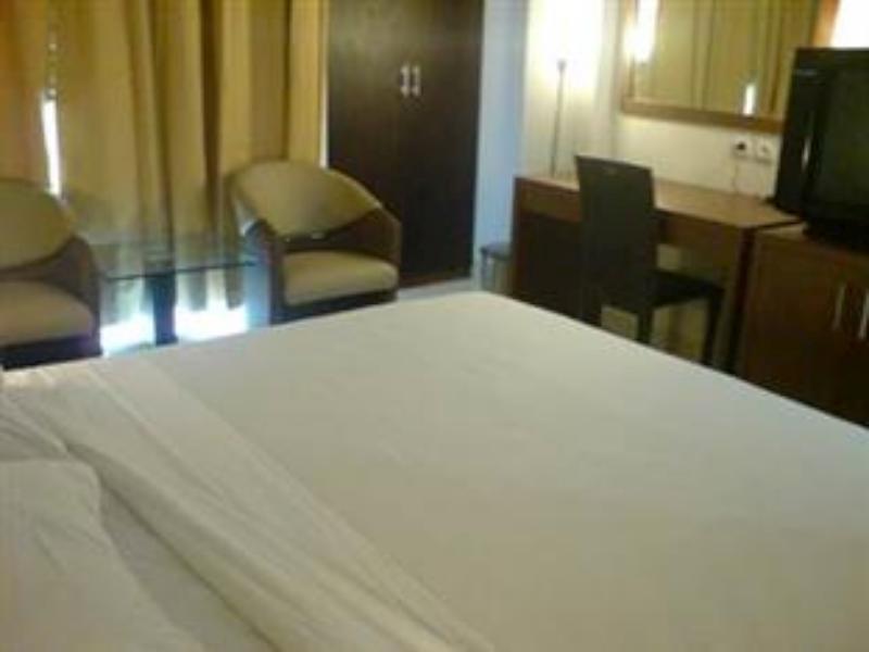 Hotel Lucky Inn Manado Bagian luar foto