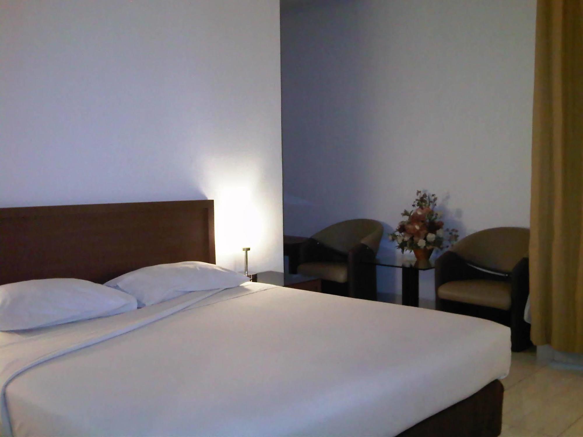Hotel Lucky Inn Manado Bagian luar foto