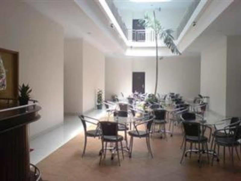 Hotel Lucky Inn Manado Bagian luar foto