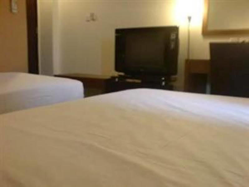 Hotel Lucky Inn Manado Bagian luar foto